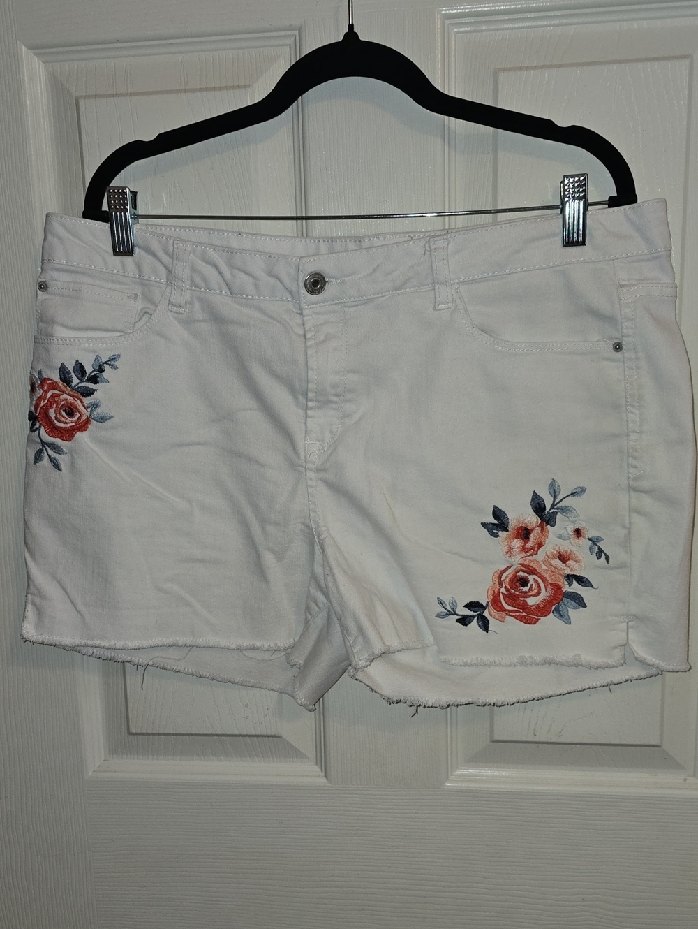 Kensie White Denim Shorts with Rose Embroidery